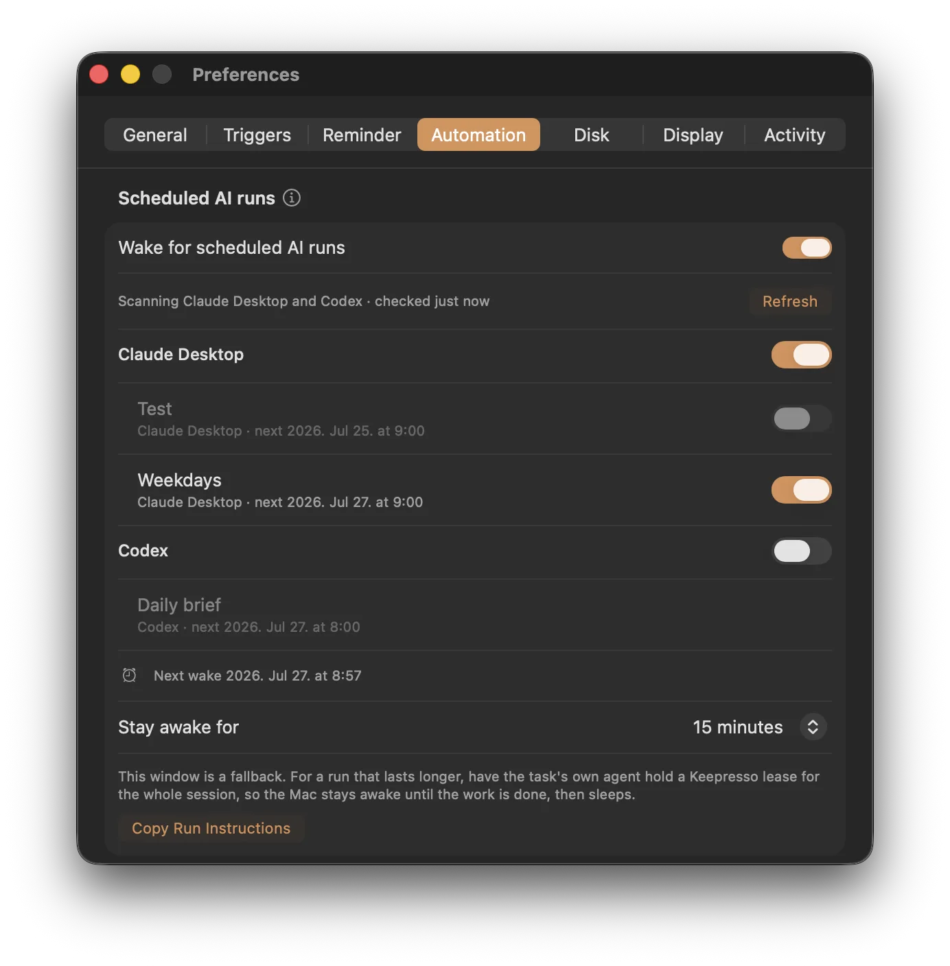 Keepresso'nun bulduğu rutinleri listeleyen Zamanlanmış yapay zeka çalıştırmaları tercihleri: her birinin kendi anahtarı ve bir sonraki çalışma zamanıyla birlikte iki Claude Desktop görevi ve bir Codex görevi, üstte bir sonraki uyanma zamanı ve uyanık kalma penceresi