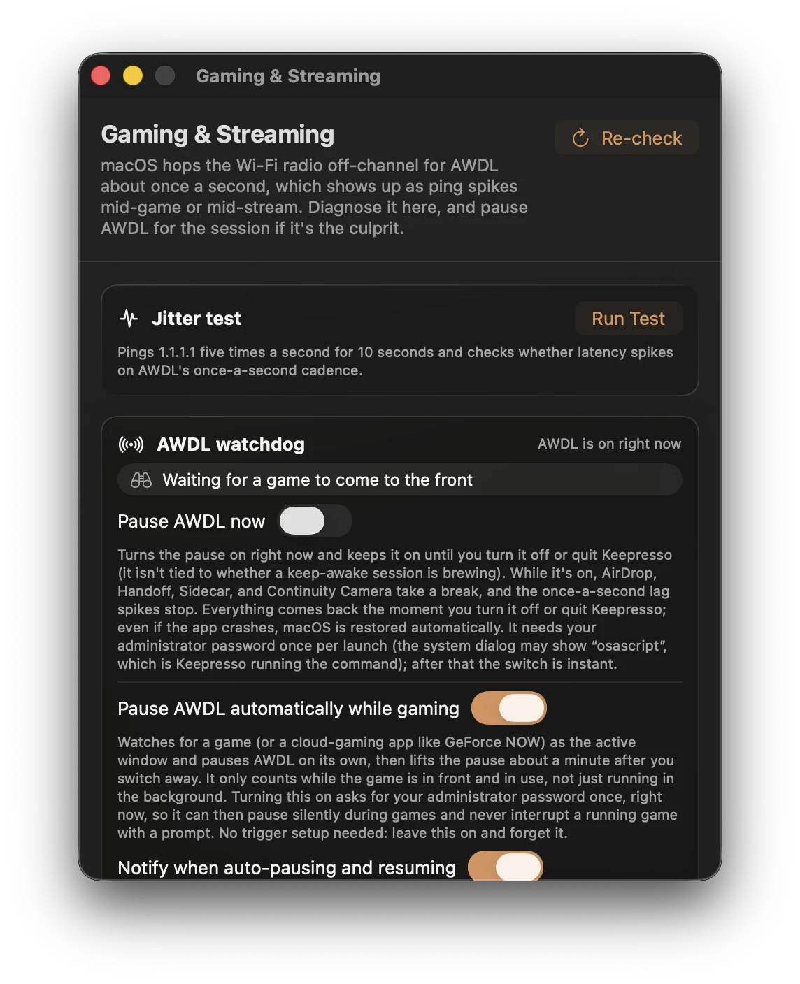 La fenêtre Jeux et streaming de Keepresso : un test de jitter qui ping 1.1.1.1, et une surveillance AWDL affichant le statut en direct, un bouton Mettre AWDL en pause maintenant, Mettre AWDL en pause automatiquement en jouant, et Notifier en cas de pause ou reprise automatique